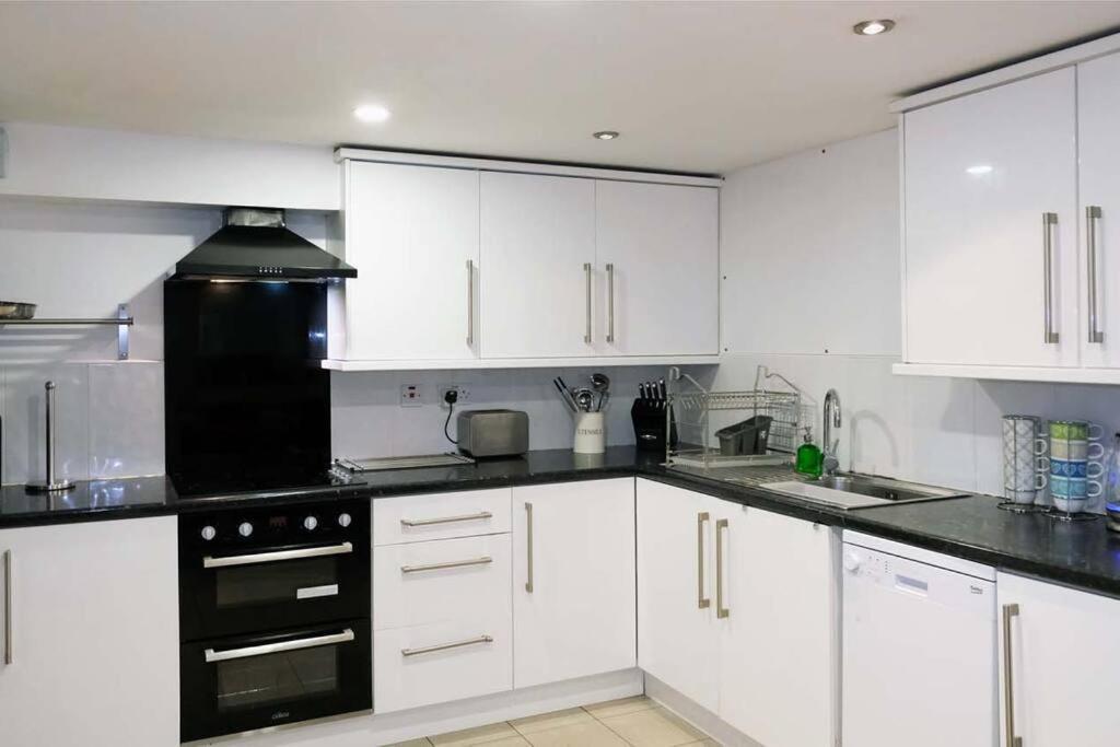 Seymour Townhouse By Serviced Living ลิเวอร์พูล ภายนอก รูปภาพ